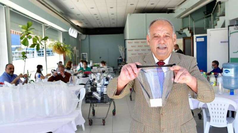 Orlando Batista enseña una de las máscaras (Foto Juan Carlos Alonso/C7)